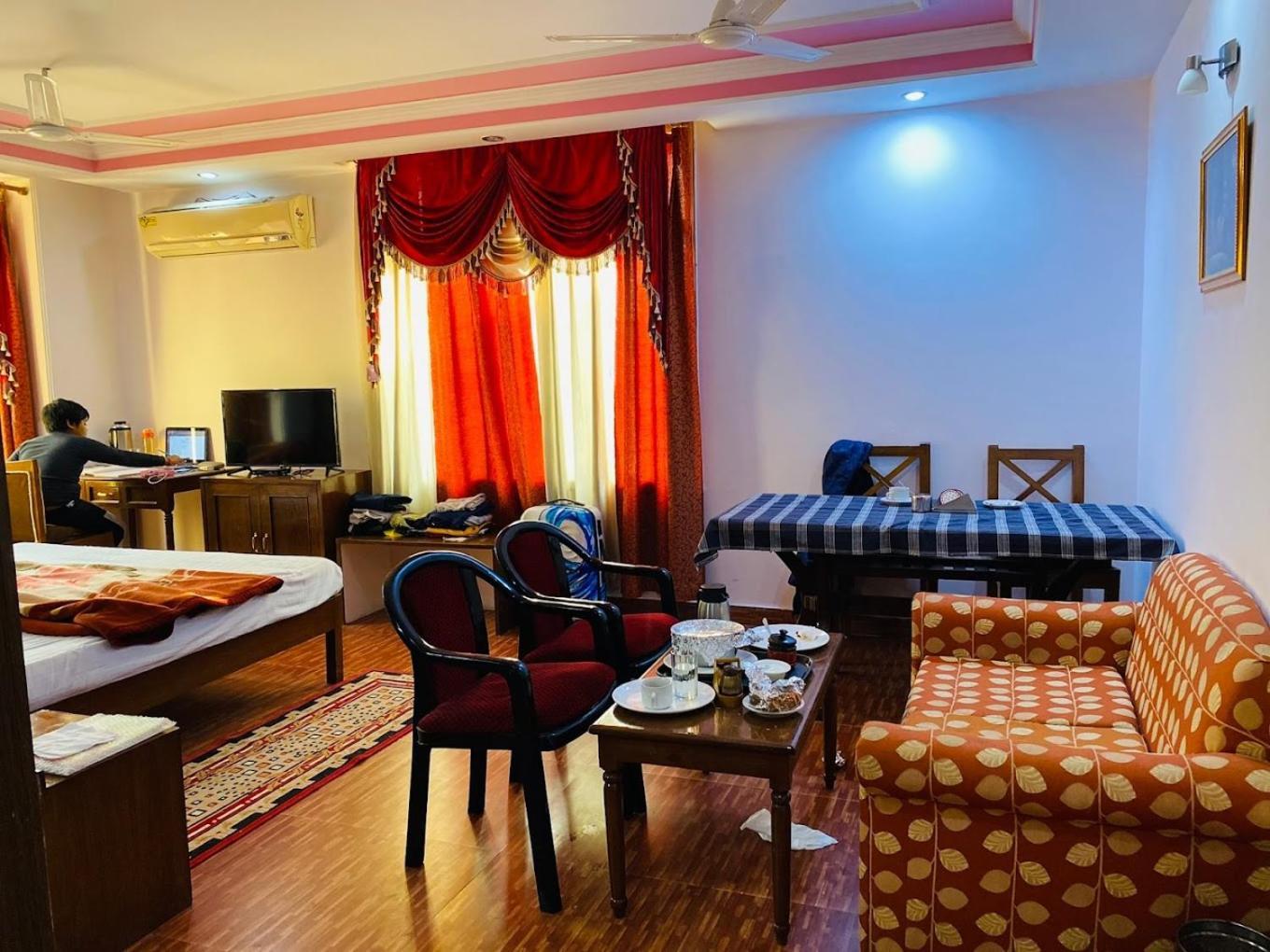 Hotel Surya Plaza Kotdwāra المظهر الخارجي الصورة